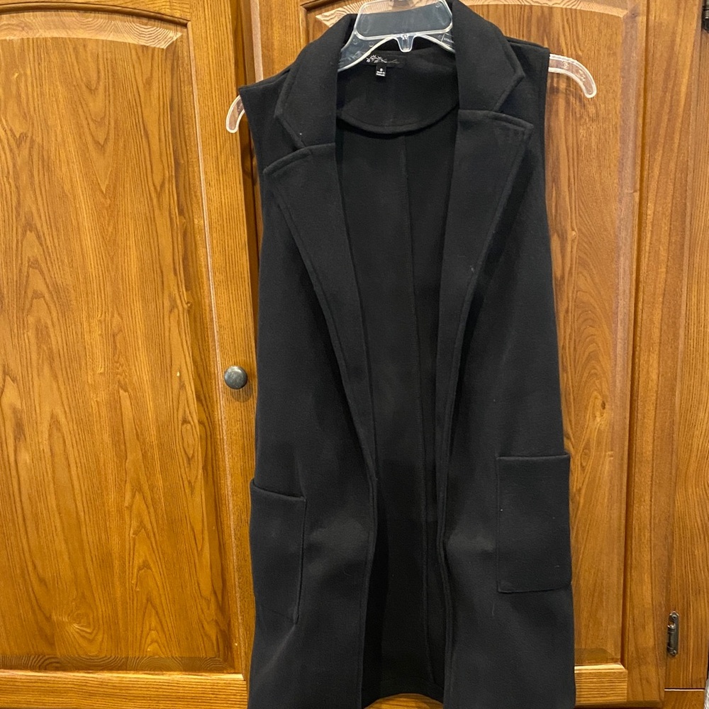 NWT Chic Black Sleeveless coat for Women size small